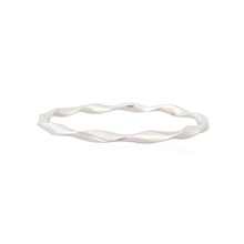 Minimalist Silver Twist Bracelet – Elegant Wave Design for Everyday Wear