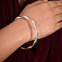 Minimalist Silver Twist Bracelet – Elegant Wave Design for Everyday Wear-Model