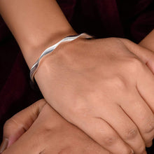 Twisted Elegance: Minimalist Pure 925 Sterling Silver Bracelet for Everyday Chic-Model